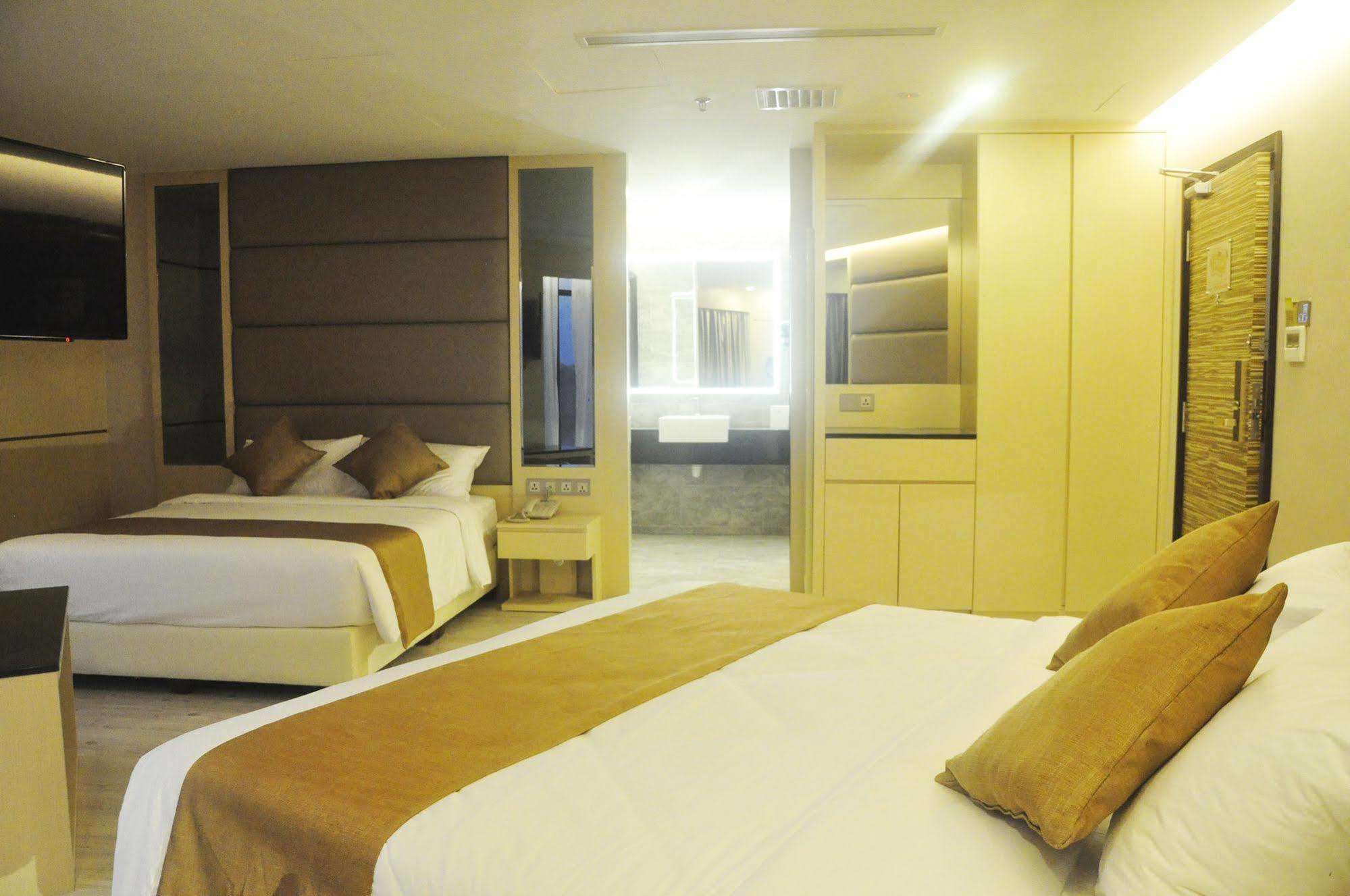 Geobay Hotel Johor Bahru Bagian luar foto